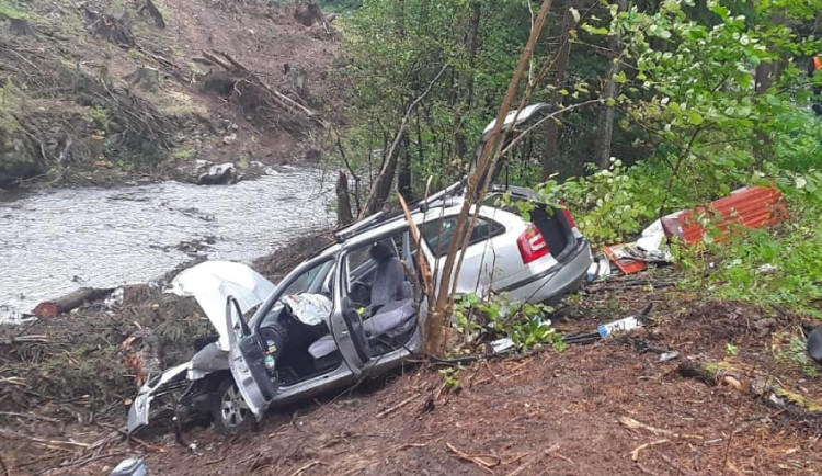 size4-16597813611075-124-hasici-vyjizdeli-k-nehode-u-hanusovic-vozidlo-museli-zajistit-proti-pozaru