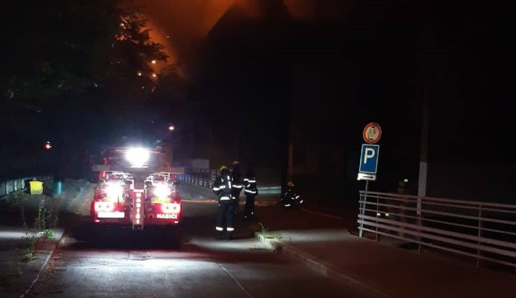 Hasiči zasahovali u nočního požáru v podzemních garážích v Praze. Hořelo sedm aut