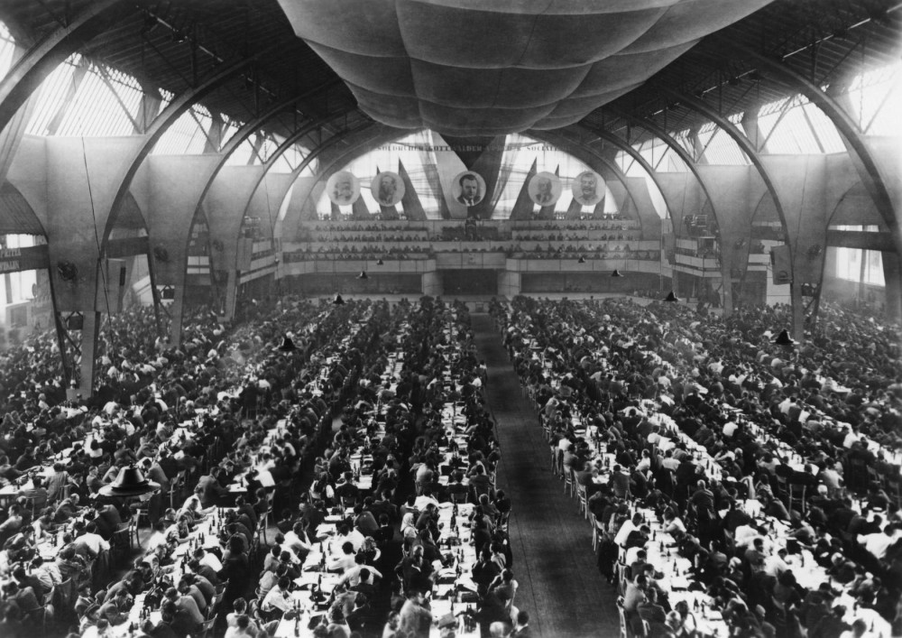 Interiér postranního křídla Průmyslového paláce v době konání IX. sjezdu KSČ dne 27. května 1949. (1949, Česká tisková kancelář)