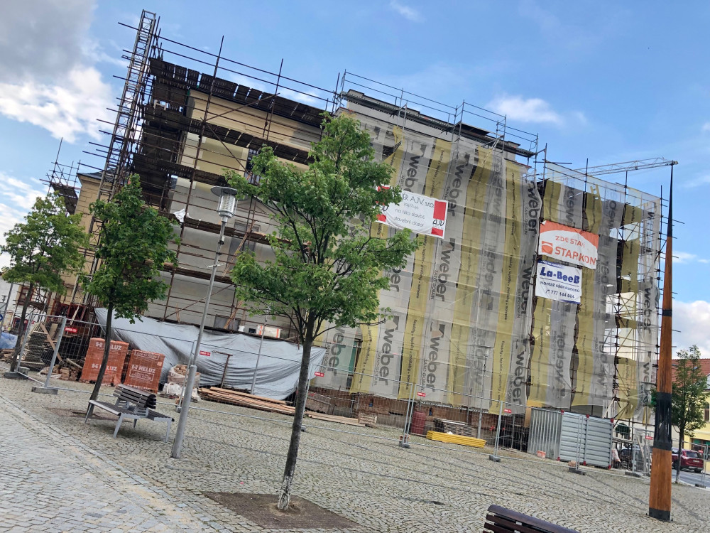 Lidé v Třešti si na novou cukrárnu a lékárnu ještě počkají. Oprava budovy na náměstí se protáhne