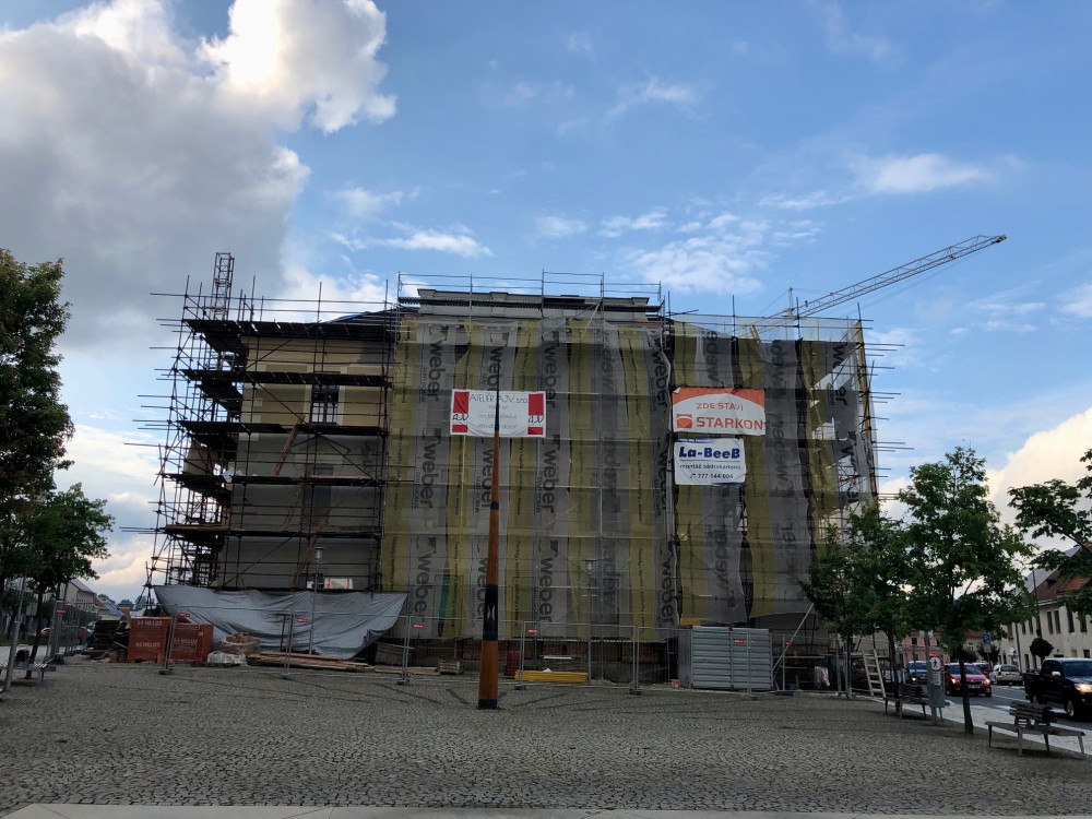FOTO: Lidé v Třešti si na novou cukrárnu a lékárnu ještě počkají. Oprava budovy na náměstí se protáhne