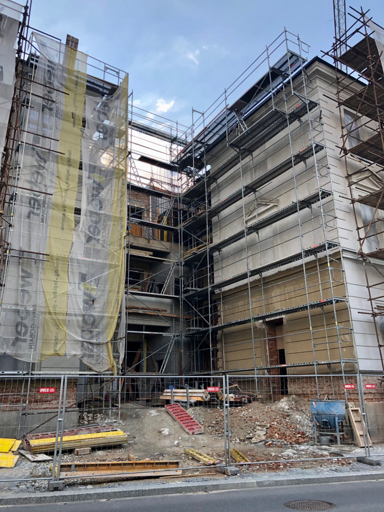 FOTO: Lidé v Třešti si na novou cukrárnu a lékárnu ještě počkají. Oprava budovy na náměstí se protáhne