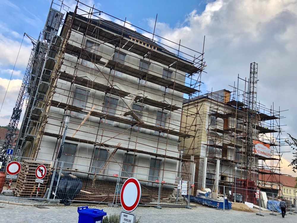 FOTO: Lidé v Třešti si na novou cukrárnu a lékárnu ještě počkají. Oprava budovy na náměstí se protáhne