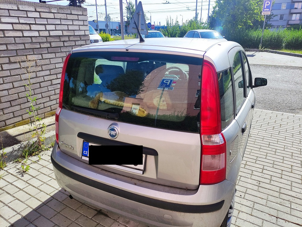 Další pes zavřený v autě. Žena zvíře nechala na sídlišti