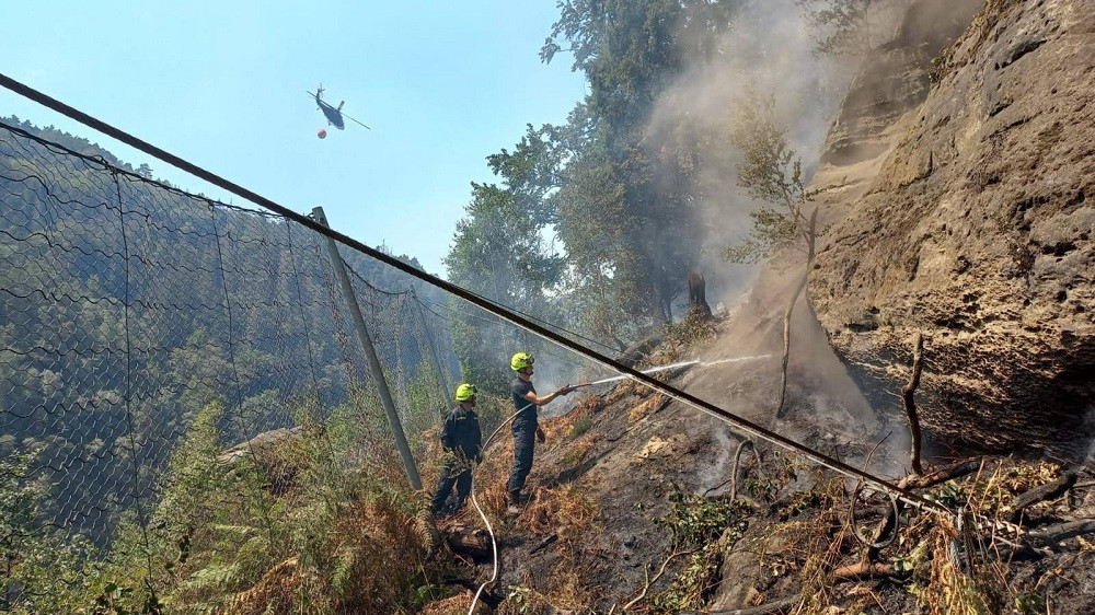 Jihočeští hasiči při hašení požáru v Českém Švýcarsku.
