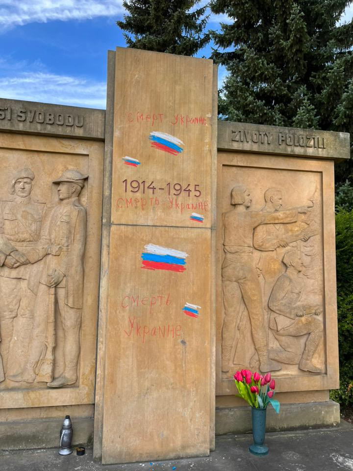 Smrt Ukrajině, objevilo se v azbuce na pomníku v Přibyslavi. Dnes řešíme, jak nápisy odstranit, říká starosta