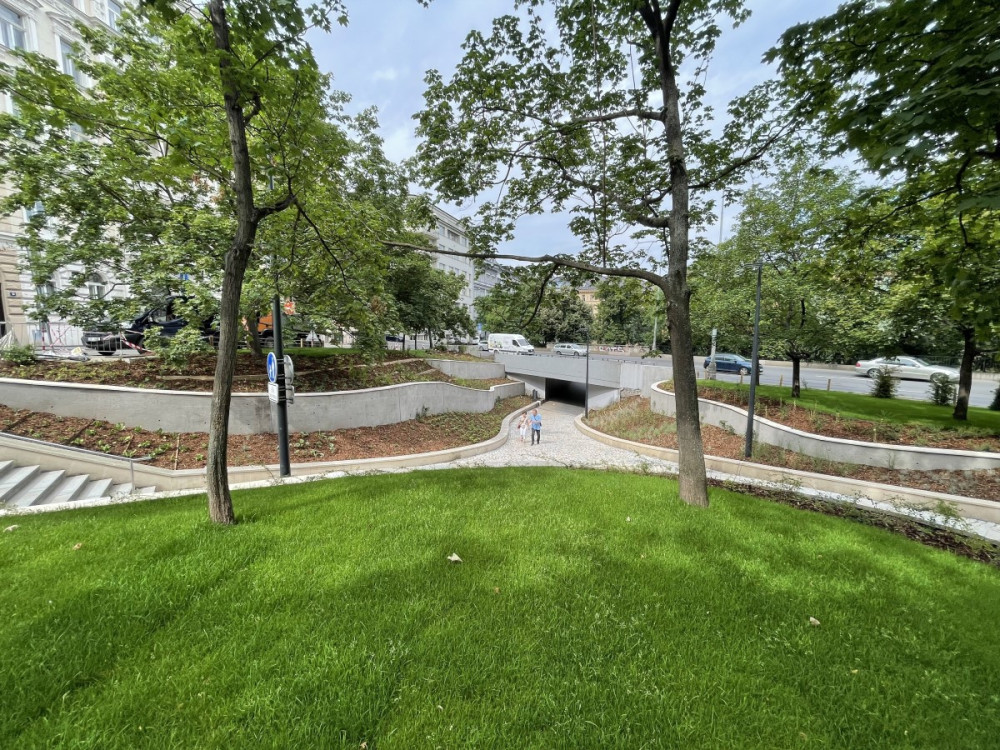 Park rozdělený mezi dvě městské části je opravený. Druhá část se dočkala o čtyři roky později