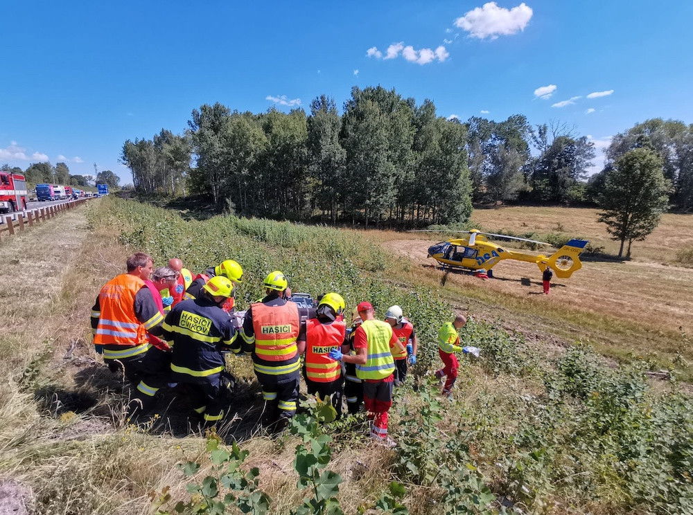 Nehoda auta a motorky uzavřela silnici I/9 u Svoru, motorkář má těžké zranění