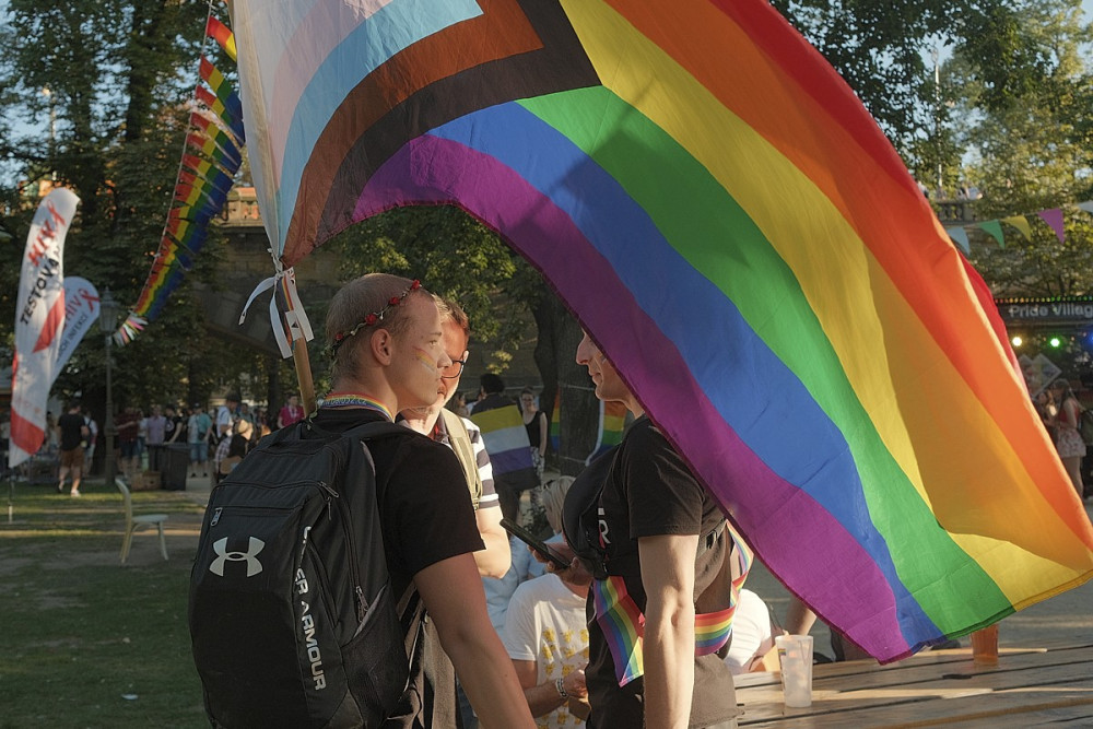 FOTOGALERIE: Praha září duhou. Proběhlo slavnostní zahájení Prague Pride
