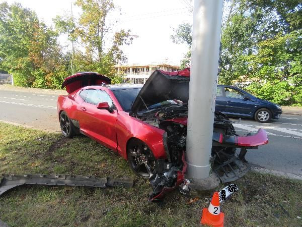 Nehoda Chevroletu Camaro v Hradci Králové