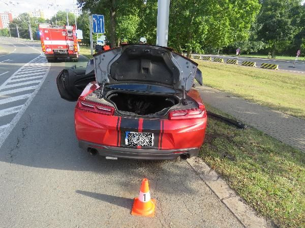 Nehoda Chevroletu Camaro v Hradci Králové