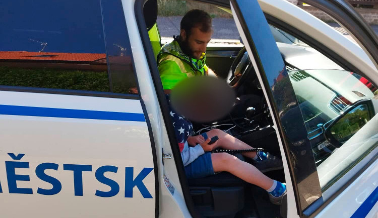 Strážníci hledali chlapečka s psychickou poruchou. Jeho pozornost si získalo vybavení služebního auta