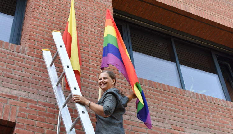 Městské části duhové vlajky na radnicích nevyvěšují. Výjimkou je Praha 7