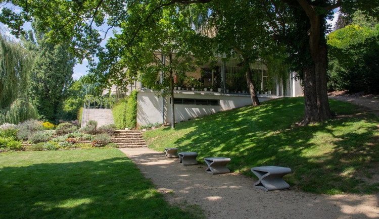 U vily Tugendhat přibyla umělecká díla, na kterých se sedí