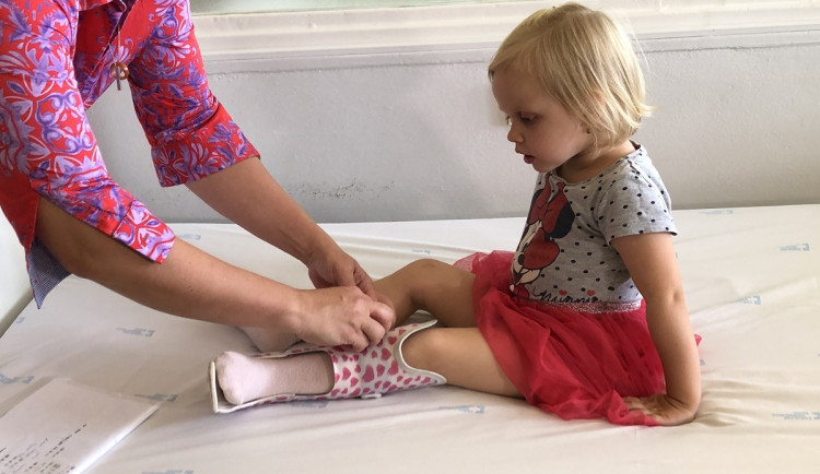 Dlaha místo amputace. Tonička může díky lékařům z Brna chodit