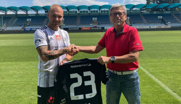 Hora pokračuje v Dynamu, prodloužil také Hais