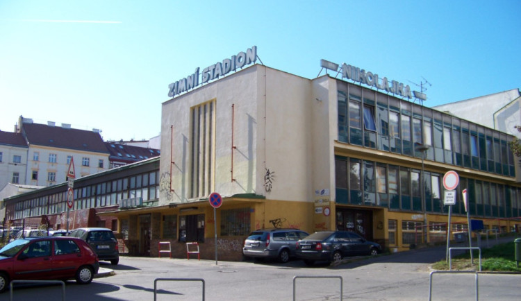 Nejstarší fungující zimní stadion v Praze končí. Nikolajku má nahradit nová hala.