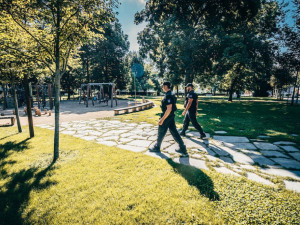 Znojmo posílá do parků policisty. Má problémy s teenagery a Romy z Brna