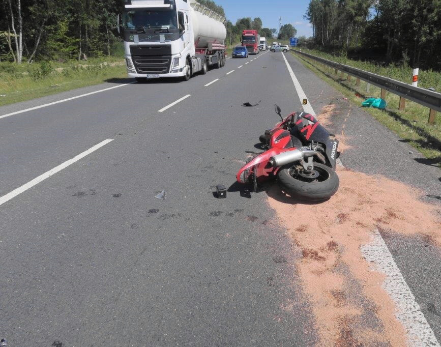 Motocyklista předjížděl kolonu, do cesty mu vjelo auto. Muž bojuje o život, policisté hledají kamerové záznamy
