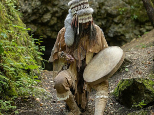 Experti z brněnského muzea vyrobili figurínu šamana, kterého trápily zuby a duševní zdraví