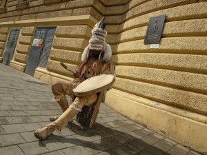 Experti z brněnského muzea vyrobili figurínu šamana, kterého trápily zuby a duševní zdraví