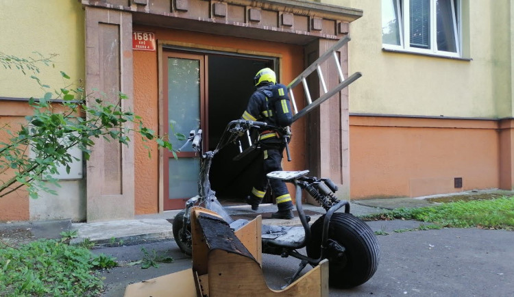 Ve sklepě domu v Praze hořela elektrokoloběžka. Jeden člověk skončil v péči záchranářů