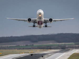 Někdo oslňoval laserem letadlo plné lidí. Muselo přistát v Praze