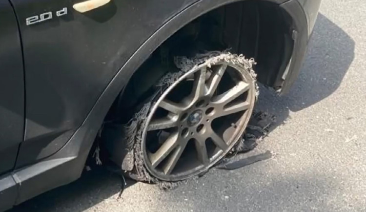 Jedu z práce, vypil jsem asi litr vodky, chlubil se řidič, který jel na proražených pneumatikách