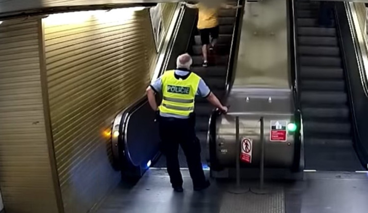 Muž utíkal po eskalátorech v opačném směru. Sjel do náruče čekajícího policisty