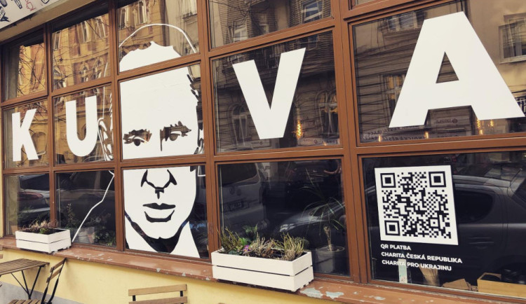 Kavárna si do výlohy vylepila Putina. Je to ku*va, říká majitel