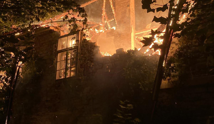 VIDEO: Kulturní památka v plamenech. Vyhořel zámek Čertousy