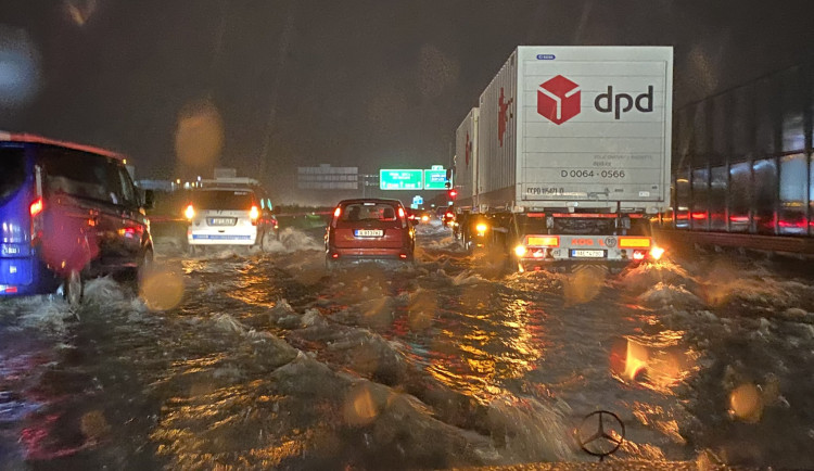 VIDEO: Bazén na D1. Provoz na dálnici zkomplikoval hustý déšť