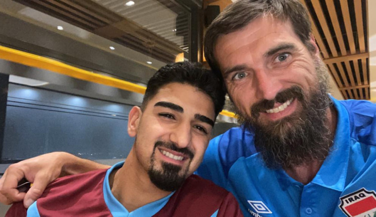 Rok trénoval v Iráku. Hráče jsme hledali po celém světě, vypráví Tobiáš.