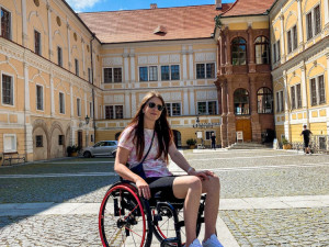 Odrazila se z dřepu do bazénu a teď je na vozíčku. Věřím, že se zase postavím na nohy, říká Petra z Jihlavy