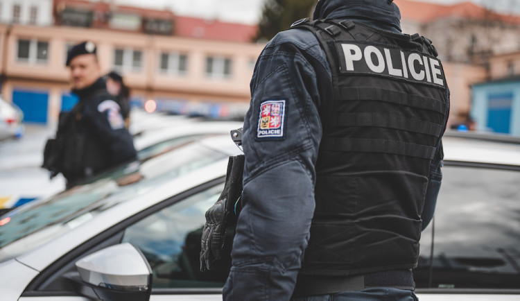 Při předjíždění skončilo protijedoucí auto v příkopu, řidič od nehody ujel