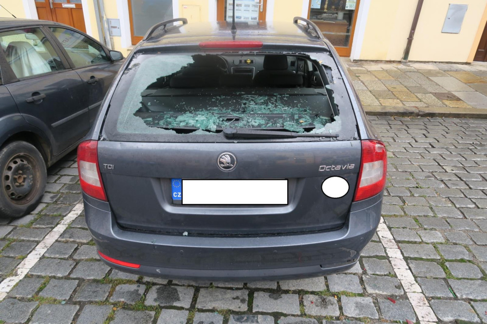 Cyklista narazil do zaparkovaného automobilu.