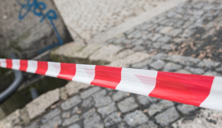 Evakuace na Znojemsku. Muž na dvoře vytáhl zbraň a začal střílet