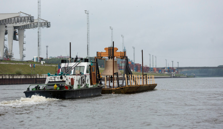 Zvon věnovaný těm, které umlčela válka, dorazil do Prahy lodí. Rozezní se v neděli