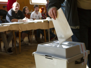 O účast v pražských volebních komisích není velký zájem. Někde proto zvyšují odměny