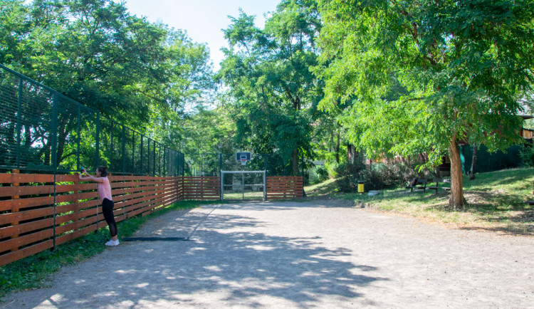Z plácku v Praze 10 je hřiště. Má rovný povrch a nové koše na basket