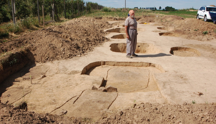 U Dětkovic archeologové objevili další tisíce let staré hroby, některé byly vykradené