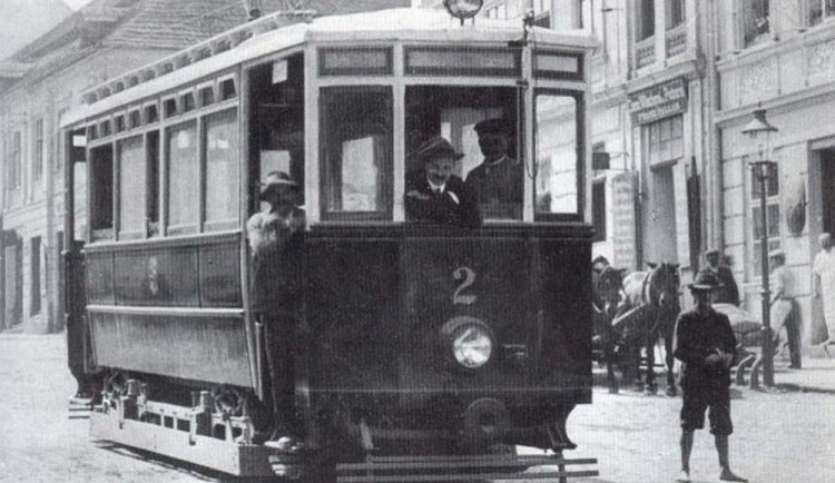 První tramvaj v Jihlavě vyjela v roce 1909. Cestující z centra na konečnou dojeli za 14 minut.
