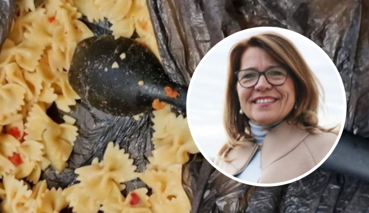 Děti prý dostávaly jídlo z pytlů na odpad. Je to zavádějící, brání se starostka