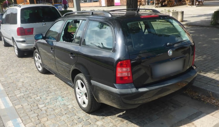 VIDEO: Zloděj vykradl auto za bílého dne. Policisté ho dopadli díky křičícímu svědkovi
