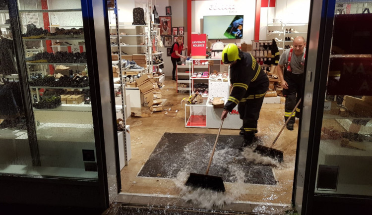Město spočítalo škody po bouři na nejméně deset milionů. Voda vyřadila bazén, zatekla i do galerie.