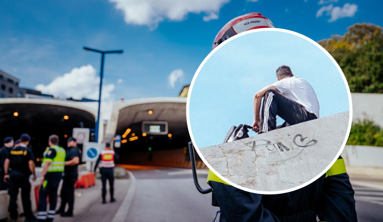 VIDEO: Muž seděl na portálu Strahovského tunelu. Musel se kvůli němu zastavit provoz