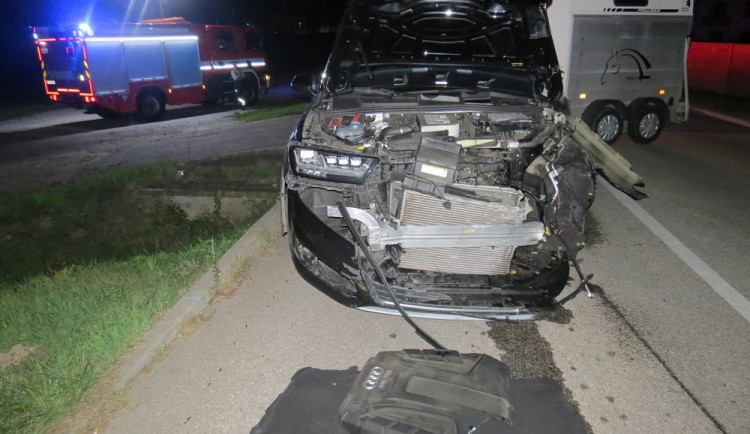 Žena před přejezdem uvolnila brzdu, auto se rozjelo a narazilo do vlaku