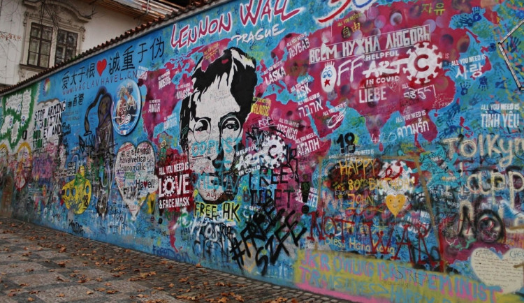 Nafukovací Lennonova zeď se podívá do světa. Přemalují ji umělci z EU a Ukrajiny