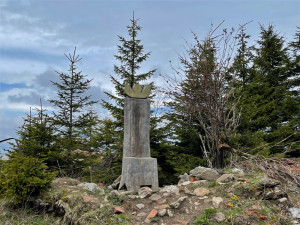 Pouze 100 turistů může jediný den vyjít z české strany k ruinám Juránkovy chaty na vrcholu šumavského Svarohu