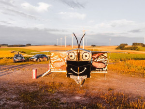 Slavný solární motýl Larso dorazí do Plzně, karavan poháněný energií slunce je na cestě kolem světa